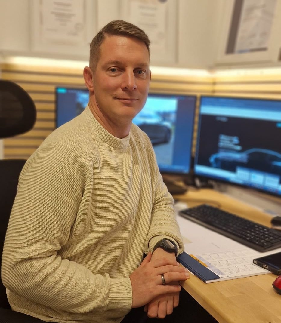 Kfz-Sachverständiger Daniel Maudrey Pelikan in seinem Büro