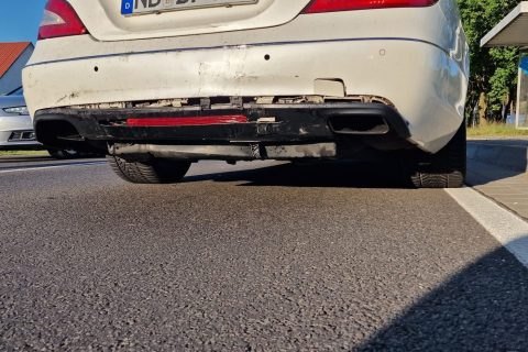 Beschädigte Stoßstange nach einem Auffahrunfall
